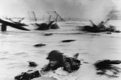 Con el agua al cuello, foto tomada por Robert Capa. Normandía 6 de junio de 1944